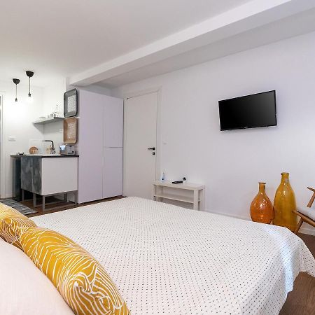 Stylish Studio Apartment By Irundo Rovinj Bagian luar foto