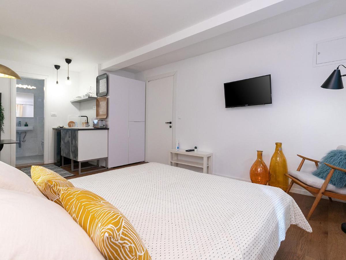 Stylish Studio Apartment By Irundo Rovinj Bagian luar foto