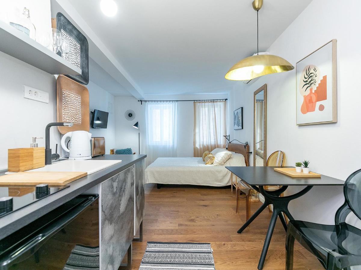 Stylish Studio Apartment By Irundo Rovinj Bagian luar foto